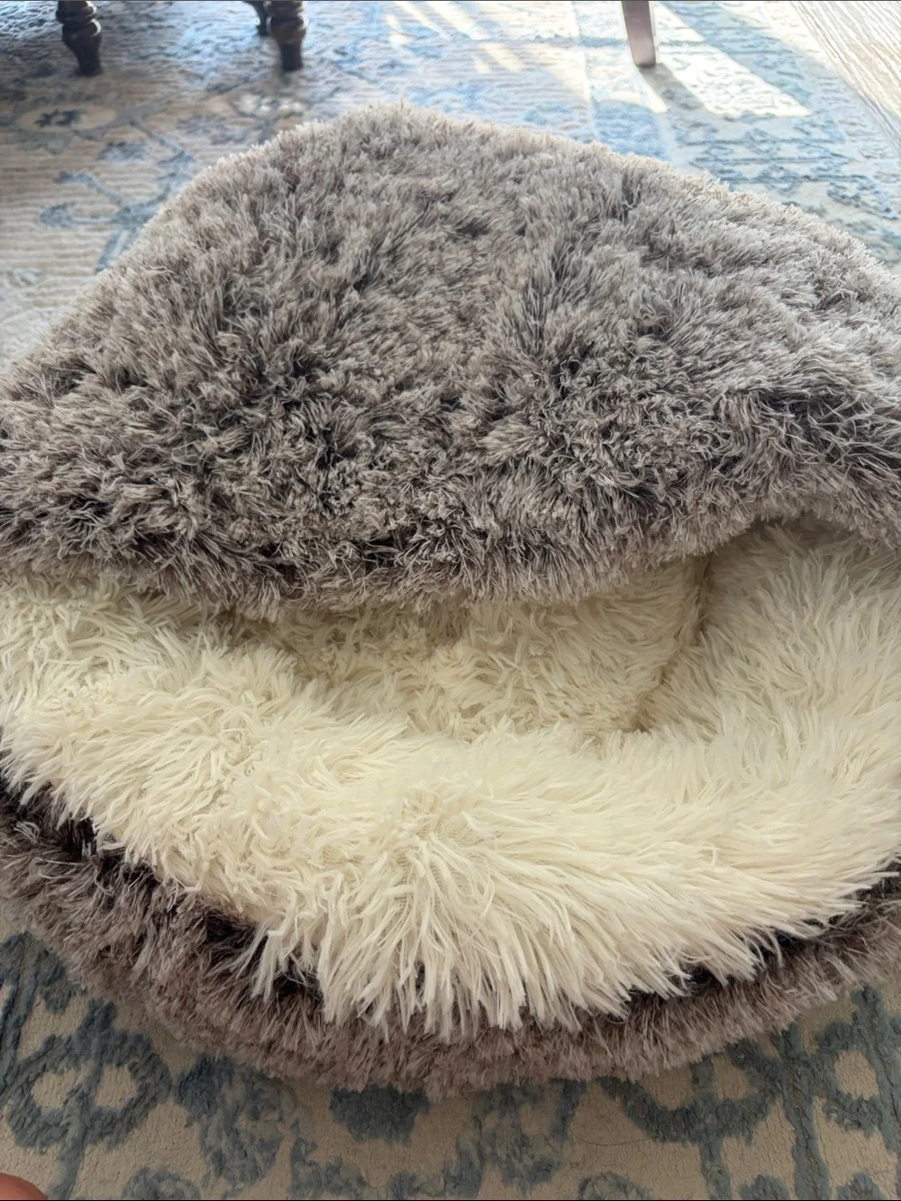 NWOT hooded Plush Round Pet Bed in Taupe with Cream Interior